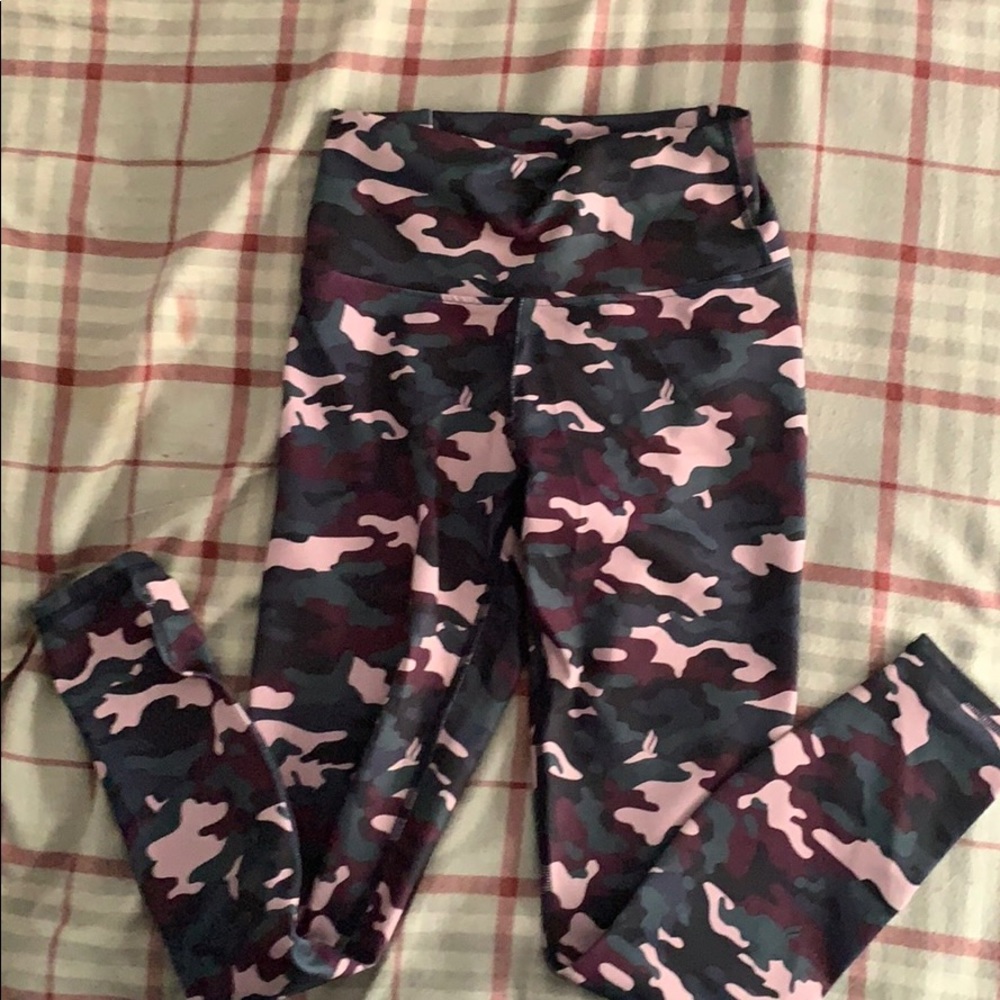 Fabletics burgundy camp capris high rise cc’d